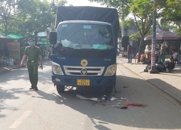 TP.HCM: Va chạm với xe tải, 2 học sinh đi xe máy bị thương nặng