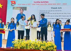 Tuyên dương 'Nhà giáo trẻ tiêu biểu' 'Học sinh 3 tốt', 'Học sinh 3 rèn luyện'