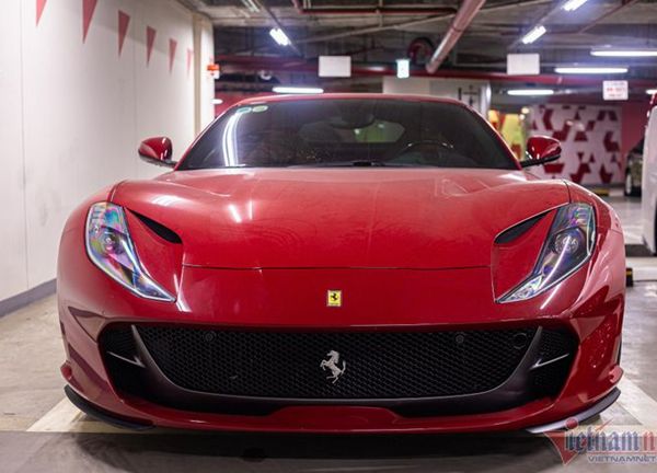 Cận cảnh siêu xe Ferrari 812 Superfast 25 tỷ đồng, Việt Nam chỉ có 2 chiếc