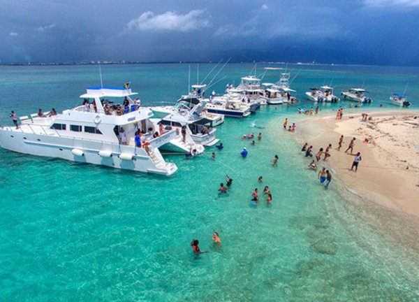 Điểm đến khác lạ vùng Caribbea với hiện tượng "Trai bao bãi biển"