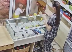 Mẹ ngơ ngác nhìn con trai chắp tay xin ông Địa bịch bánh