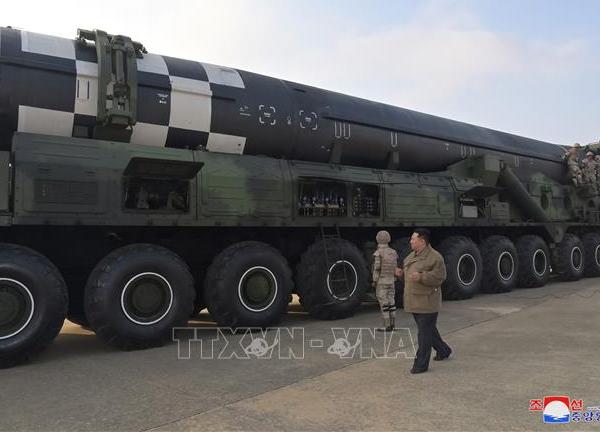 Nhà lãnh đạo Triều Tiên Kim Jong-un giám sát việc phóng thử ICBM