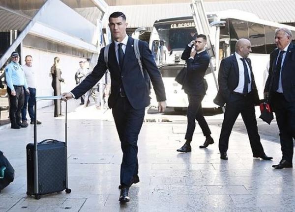 Ronaldo gửi thông điệp khi đến Qatar