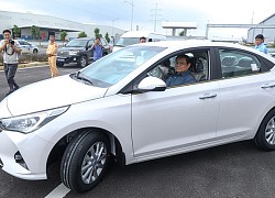 Thủ tướng Phạm Minh Chính lái thử ôtô tại nhà máy Hyundai Thành Công