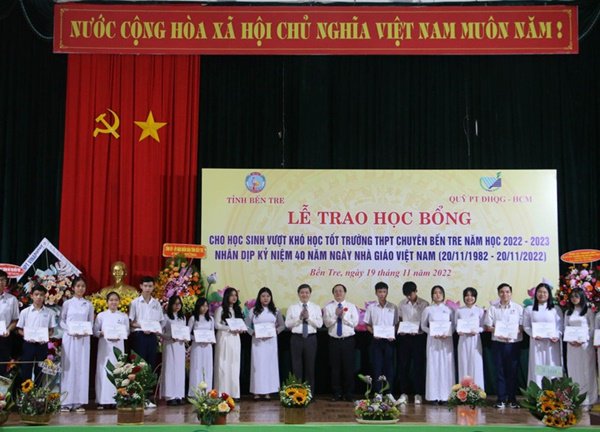 Trao 70 suất học bổng cho học sinh khó khăn tại Bến Tre