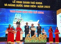 Đà Nẵng vinh danh thủ khoa và trao hàng trăm suất học bổng cho sinh viên nghèo