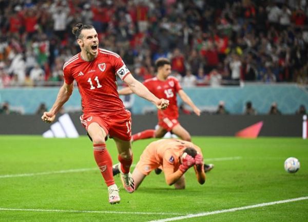 Gareth Bale giải cơn khát 64 năm cho Xứ Wales