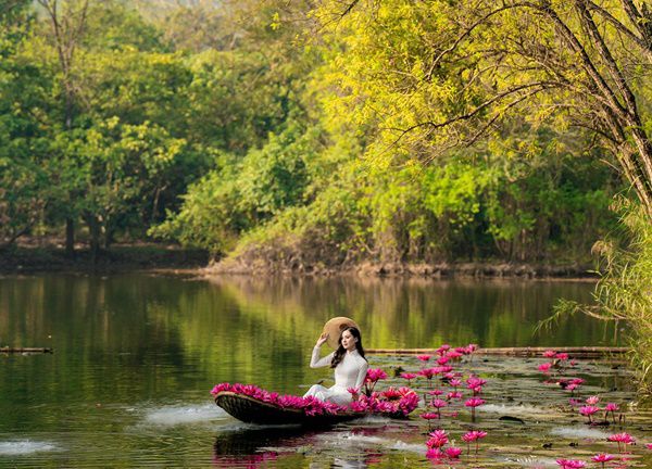 Tới chùa Hương ngắm thiếu nữ rạng ngời bên dòng suối 'nở hoa'