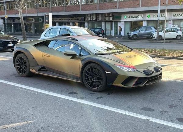 Lamborghini Huracan Sterrato 2023 - siêu xe off-road lần đầu "bát" phố