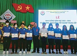 69 học viên Trường Trung cấp Hồng Ngự nhận học bổng Nguyễn Sinh Sắc