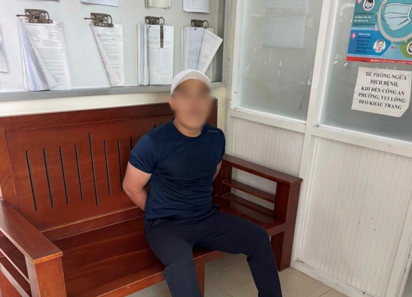 Cảnh sát giao thông khống chế đối tượng dùng dao tấn công người đi đường