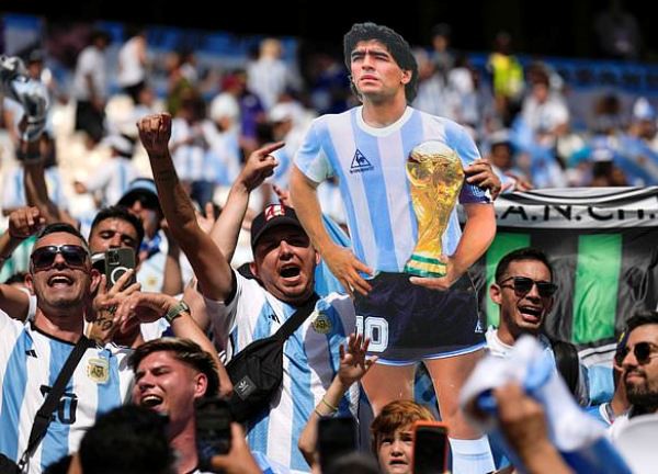 Điểm tựa cho Messi, giờ chỉ còn mỗi Maradona!