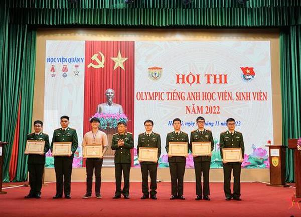 Học viên, sinh viên Học viện Quân y tranh tài tiếng Anh