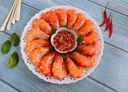 Luộc tôm nhớ cho 2 gia vị này: Tôm đỏ au, thịt chắc ngọt, không tanh