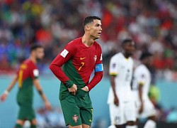 Ronaldo ăn thứ gì đó được lấy ra từ trong quần