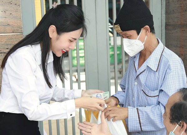 Thuỷ Tiên phát cơm từ thiện, Ngọc Trinh du lịch đảo Nam Du