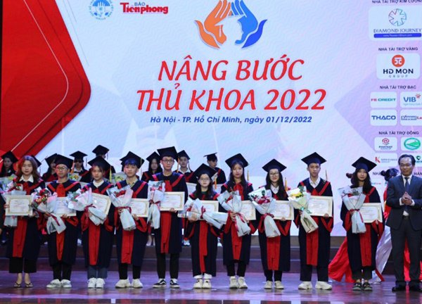 140 tân sinh viên nhận học bổng "Nâng bước thủ khoa" năm 2022