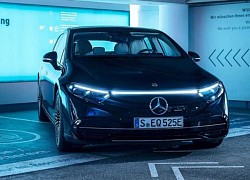 Chủ xe Mercedes-Benz không cần dùng tay để lái xe vào chỗ đỗ