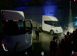 Xe tải điện Tesla Semi đầu tiên được giao sau 3 năm dài trì hoãn, Elon Musk tự tin gọi nó là 'quái vật'