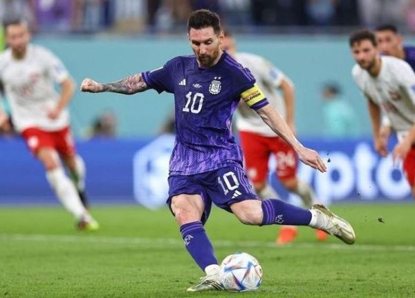 Messi hay, nhưng không thể sánh với Maradona