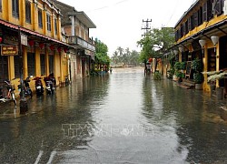 Nước sông Hoài dâng cao làm ngập đường, nguy cơ tràn vào nhà dân