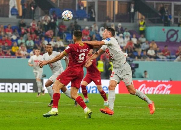 Thụy Sỹ đã đánh bại Serbia 3-2 sau màn rượt đuổi tỷ số hấp dẫn