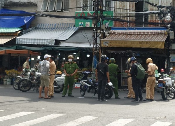 TP.HCM: Xe máy 'kẹp' 3 lao vào quán ăn ven đường, 3 thanh niên mang hung khí bị thương nặng