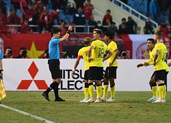 Đánh nguội Văn Hậu ngoài sân, Malaysia vẫn bị thổi 11m, trọng tài FIFA nói gì?