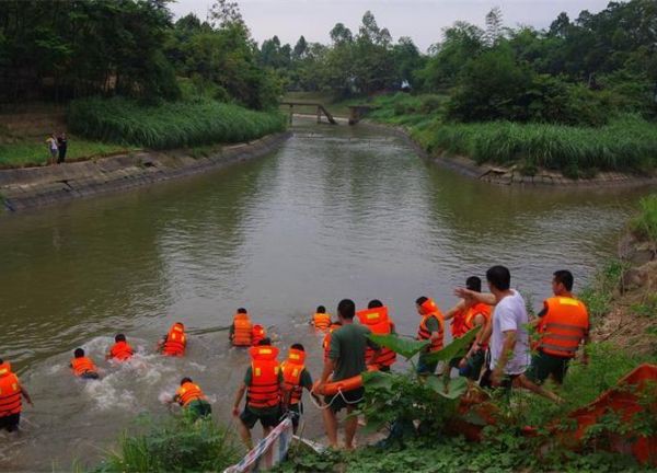 Hai cháu nhỏ bị đuối nước thương tâm khi theo bố mẹ đi làm rẫy