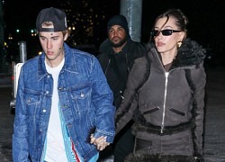 Justin Bieber diện đồ denim &quot;cực ngầu&quot;, tình cảm nắm tay vợ đi dạo trên nền tuyết