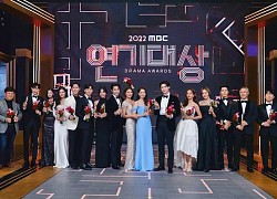 MBC Drama Awards 2022: 'Big Mouth' càn quét, Lee Jong Suk vừa nhận giải 'Cặp đôi đẹp nhất' cùng Yoona đã công khai bạn gái?