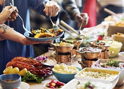 Ngán ngẩm chuyện ăn buffet thừa, nhờ bàn bên cạnh "giải cứu"