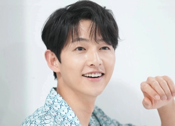 Phía sau hình tượng "trai ngoan" của Song Joong Ki: Dựa hơi cả vợ cũ tình mới, tung chiêu phản đòn và cà khịa Song Hye Kyo?