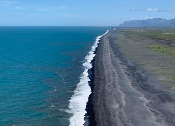 Bãi biển cát đen huyền bí ở Iceland