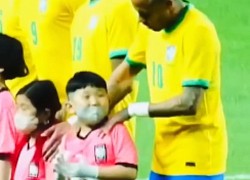 Bé trai Hàn Quốc sung sướng khi được Neymar xoa bóp vai