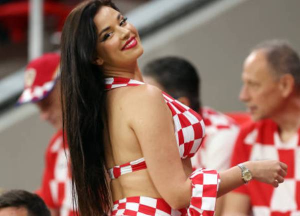 Fan nữ hot nhất World Cup 'tiếp lửa' trận Nhật Bản vs Croatia