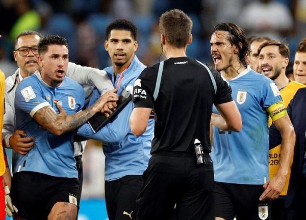 FIFA mở thủ tục kỷ luật với 4 cầu thủ Uruguay