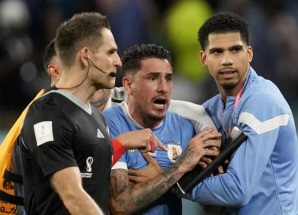 Hậu vệ tuyển Uruguay nhận án kỷ lục vì 'đi đường quyền' với quan chức FIFA