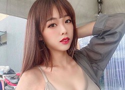 Hot girl xinh đẹp diện đồ tập khoe dáng bốc lửa trên sân cỏ