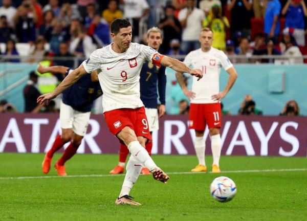 Lewandowski sút penalty hai lần mới ghi bàn vào lưới Pháp