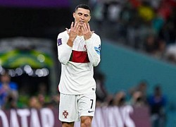 Ronaldo 'đá như chấp người', fan Bồ Đào Nha kêu gọi HLV Santos cho ngồi dự bị