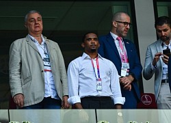 Samuel Eto'o tấn công Youtuber bên ngoài SVĐ World Cup