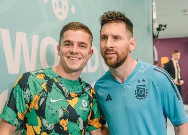 Tiền vệ Australia không đá phút nào vẫn đổi được áo với Messi