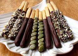 Tuyệt chiêu làm bánh gậy phủ chocolate tại nhà đơn giản