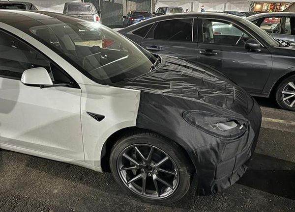 Xe điện Tesla Model 3 phiên bản mới lăn bánh trên đường