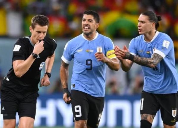 FIFA 'treo còi' trọng tài mắc sai lầm trong trận Ghana-Uruguay