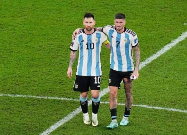 'Vệ sĩ' của Messi trên tuyển Argentina bất ngờ đổ bệnh