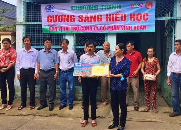 Hội Khuyến học Đồng Tháp trao học bổng 'Gương sáng hiếu học' cho em Lưu Tuấn Nghĩa