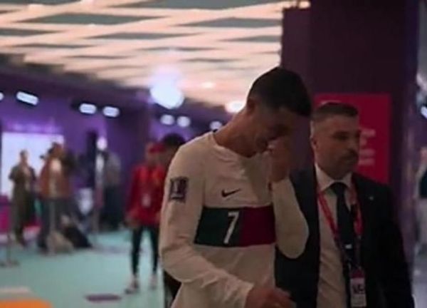 Khoảnh khắc Ronaldo ôm mặt khóc nức nở dù lập kỷ lục lịch sử