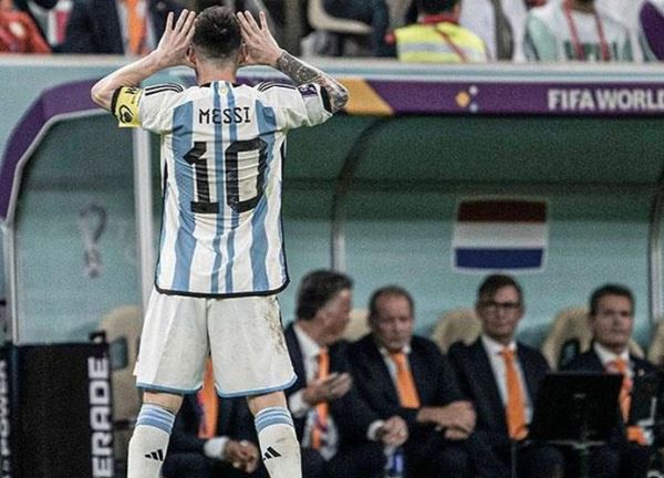 Messi tỏ thái độ tức giận với Wout Weghorst